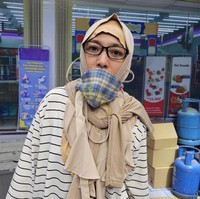 Ini potret Hesti saat memparodikan ibu pengemis viral yang memaksa warga untuk bersedekah. Foto: Instagram