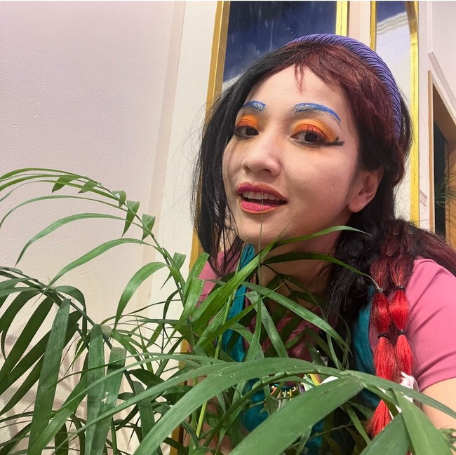 Penampilan Hesti Purwadinata dengan makeup menor yang tabrak warna ini juga kocak. Sekilas wajahnya hampir tak dikenali. Foto: Instagram