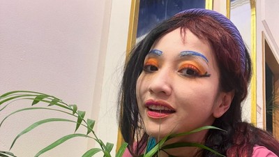 7 Foto Kocak Hesti Purwadinata Totalitas Ngelawak, Makeup Menor Bikin Ngakak