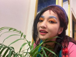 7 Foto Kocak Hesti Purwadinata Totalitas Ngelawak, Makeup Menor Bikin Ngakak