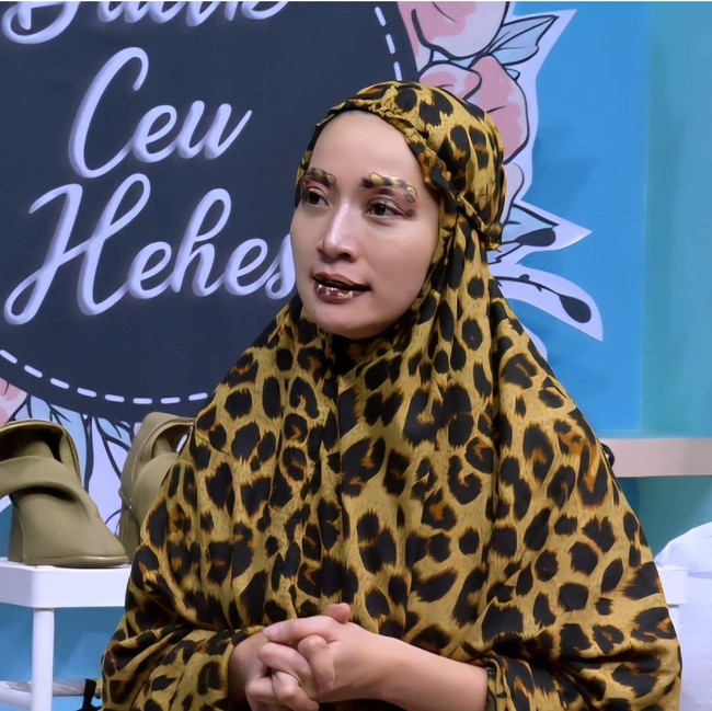 Bagaimana perasaanmu jika salat di masjid, dan melihat seorang perempuan dengan mukenah motif harimau, lengkap dengan makeup alis loreng ini? Foto: Instagram