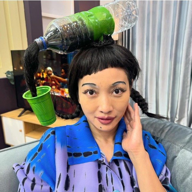 Mengusung konsep unik dengan mahkota rambut botol tumpah, penampilan Hesti Purwadinata ini sukses membuat tertawa. Foto: Instagram