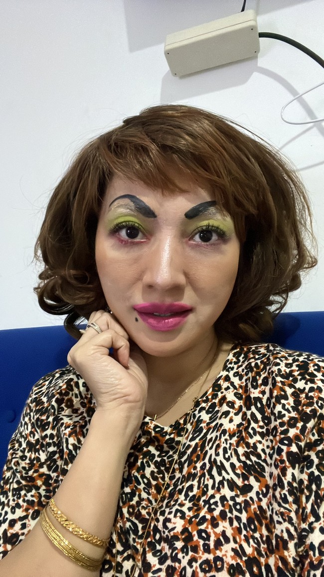 Model dan presenter Hesti Purwadinata kini mengisi acara komedi di salah satu stasiun televisi. Penampilan Hesti dengan dandanan menor yang totalitas itu pun sukses menghibur. Foto: Instagram