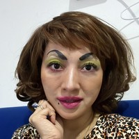 Model dan presenter Hesti Purwadinata kini mengisi acara komedi di salah satu stasiun televisi. Penampilan Hesti dengan dandanan menor yang totalitas itu pun sukses menghibur. Foto: Instagram