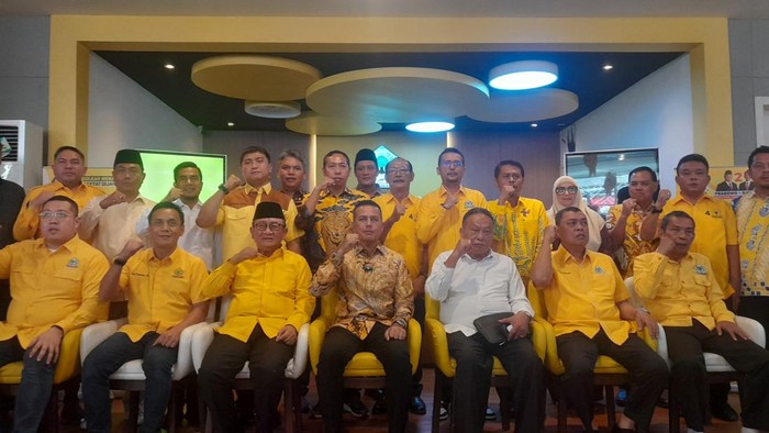 Ijeck bersama 10 Cakada yang diberikan surat rekomendasi oleh Golkar untuk Pilkada 2024 di Sumut (Nizar Aldi/detikSumut)