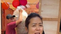 Soimah tertawa tak berhenti ketika isi mobil box dengan foto dirinya itu berisi aneka kerupuk, keripik, sampai bumbu pecel. Foto: Instagram @showimah