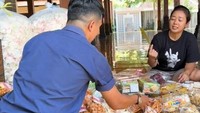 Untuk mengisi waktu luangnya, Soimah memutuskan berjualan camilan dan kerupuk ini di pendopo rumahnya. Foto: Instagram @showimah