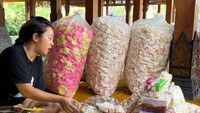 “Berhubung senenganku kerupuk, jadi kerupuk aja ya mak,” tulis Happy Asmara di kolom komentar. Foto: Instagram @showimah