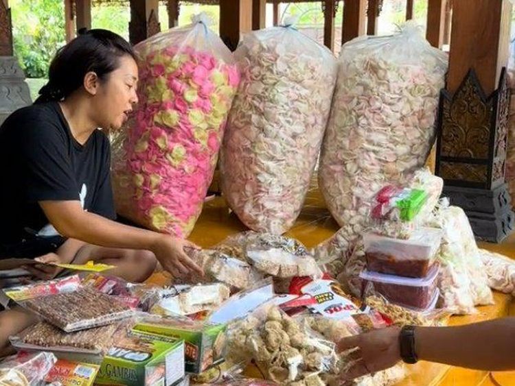 Kocak! Soimah Dikirimi Kerupuk Satu Mobil Box dari Happy Asmara