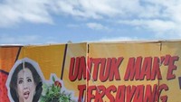 Soimah baru saja mengunggah video ketika dirinya menerima oleh-oleh kiriman dari penyanyi dangdut Happy Asmara. Tak tanggung-tanggung, kerupuknya sebanyak satu mobil box. Foto: Instagram @showimah