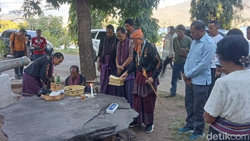 Jhoni Asadoma disambut dengan ritual adat saat menyambangi Istana Raja Larantuka, Flores Timur, NTT, Selasa (6/8/2024). (Foto: Yurgo Purab/detikBali)