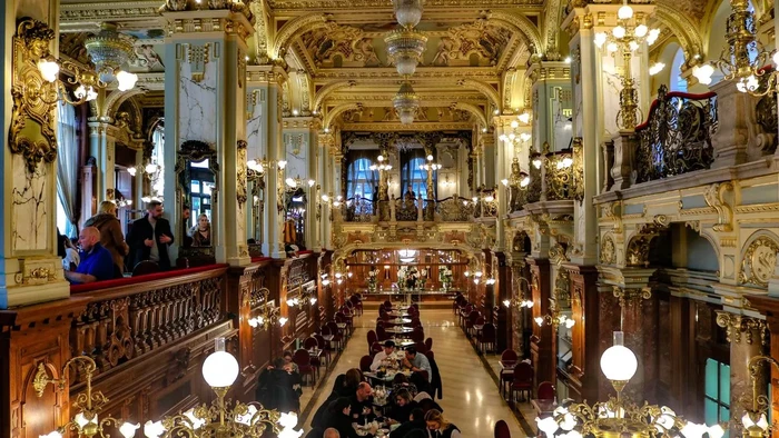 kafe cantik dengan dekorasi bak istana yang mewah