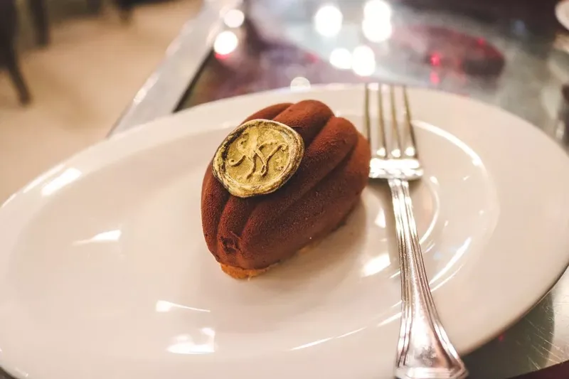 kafe cantik dengan dekorasi bak istana yang mewah