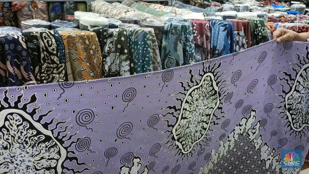 Kain batik di pasar Blok A, Jakarta, Selasa (6/8/2024). (վ/Ferry Sandi)
