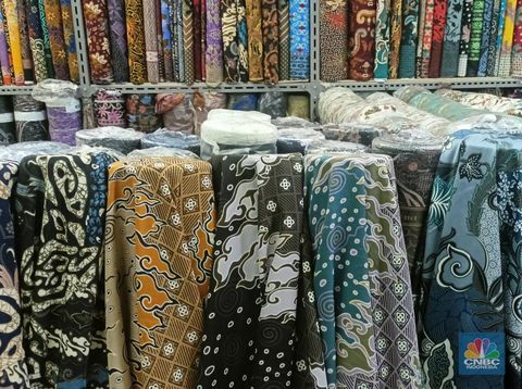 Kain batik di pasar Blok A, Jakarta, Selasa (6/8/2024). (CNBC Indonesia/Ferry Sandi)