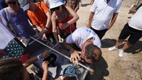 Penggemar berlayar berusaha untuk tetap sejuk di bawah terik matahari setelah perlombaan. Cuaca panas bahkan lebih buruk di wilayah selatan, termasuk wilayah di sekitar kota-kota Mediterania, Marseille, dan Nice, yang menjadi tuan rumah berbagai kompetisi Olimpiade seperti sepak bola dan berlayar. AP/Carolyn Kaster