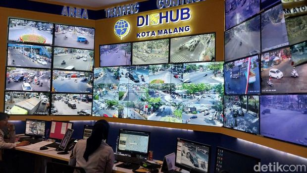 Kantor ATCS Dishub Kota Malang dan Ajeng Ratnasari petugas Dishub Kota Malang yang kerap menegur pelanggar lalin.
