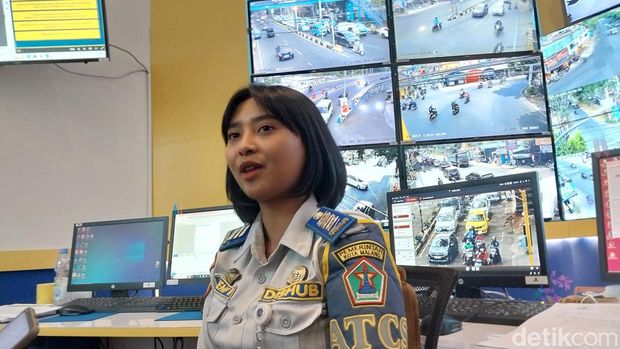 Kantor ATCS Dishub Kota Malang dan Ajeng Ratnasari petugas Dishub Kota Malang yang kerap menegur pelanggar lalin.
