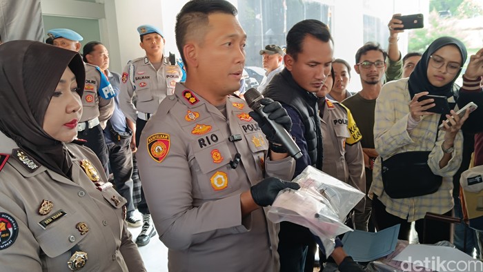 Kapolres Bogor AKBP Rio Wahyu Anggoro menjelaskan perihal penembakan di Klapanunggal. (Rizky Adha Mahendra/detikcom)