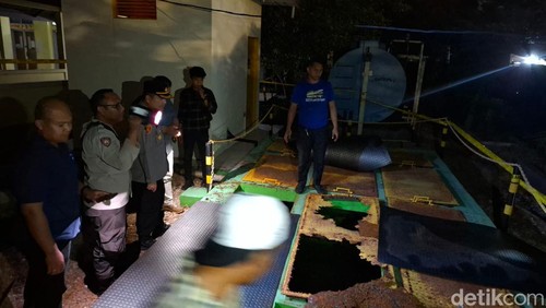 Kapolresta Kupang Kota Kombes Aldinan Manurung saat melakukan olah TKP di kolam penampungan limbah RS SK Lerik Kota Kupang, NTT, Selasa (6/8/2024). (Foto: Yufengki Bria/detikBali)