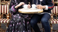 Tak hanya itu, Kartika Putri juga sering mengabadikan momen liburan. Ini momennya saat ngopi bareng Habib Usman bin Yahya di kafe. Foto: Instagram @kartikaputriworl