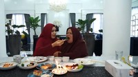 Saking dekatnya, ini momen Kartika Putri saat menyuapkan makanan ke ibu mertuanya. Ia memberi cicip ibunya dengan aneka varian sushi. Foto: Instagram @kartikaputriworl
