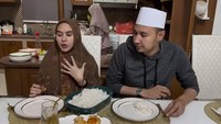 Seperti yang tergambar dalam momen ini, Kartika Putri mengajak sang suami makan bersama di meja makan rumahnya. Foto: Instagram @kartikaputriworl