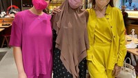 Ada juga momen Kartika Putri saat nongkrong bersama teman sesama artis. Seperti saat makan bersama di restoran bersama Nagita Slavina dan Syahnaz. Foto: Instagram @kartikaputriworl