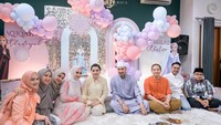 Wanita kelahiran 20 Januari 1991 ini sebelumnya kerap membagikan keseruan bersama keluarga. Salah satu keseruannya adalah makan bareng. Foto: Instagram @kartikaputriworl