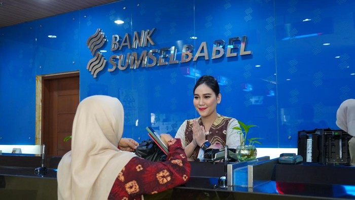 Karyawan Bank Sumsel Babel memakai pakaian khas Sumsel