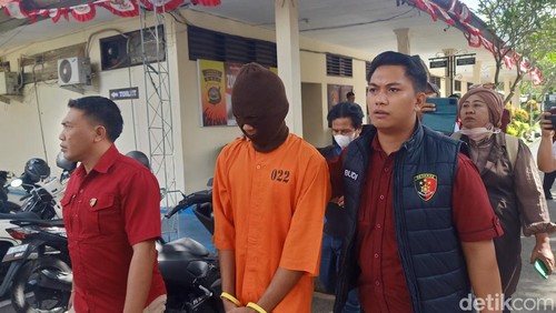 KBP (24), pria pemerkosa adik ipar berulang kali sejak 2021 digiring polisi saat konferensi pers di Polres Jembrana, Selasa (6/8/2024). (I Putu Adi Budiastrawan/detikBali)