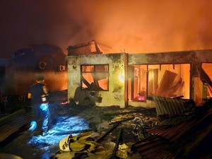 10 Rumah di Asrama Polisi Lamteumen Banda Aceh Terbakar