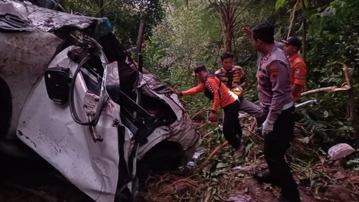 Tragedi Maut: Empat Jiwa Melayang dalam Kecelakaan Fortuner di Tebing Bawang-Dieng