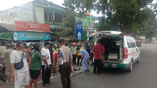 Evakuasi jenazah korban kecelakaan di Jalan Bypass Ir Soekarno, Selasa (6/8/2024).
