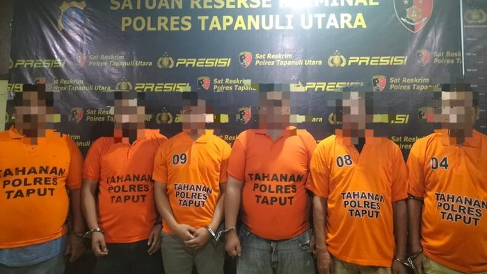 Keenam pelaku saat diamankan di kantor polisi. (Foto: Dok. Polres Taput).