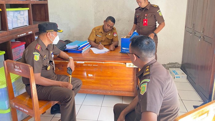 Jaksa Kejari Lembata menggeledah SLB Kabupaten Lembata, NTT, Selasa (6/8/2024).