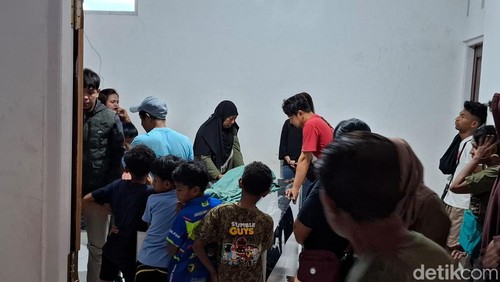 Keluarga memadati kamar jenazah RS SK Lerik Kota Kupang, NTT, Selasa (6/7/2024). (Foto: Yufengki Bria/detikBali)