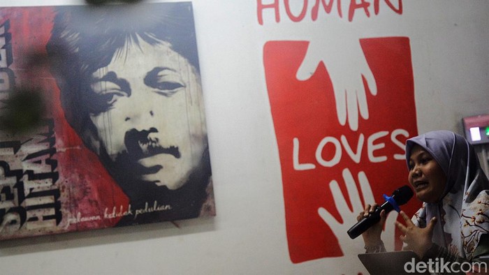 Keluarga Minta Ekshumasi Jasad Afif Segera Dilakukan Para pembicara memberikan keterangan pers 'Tim Advokat dan Keluarga Merespon Perkembangan Advokasi Kasus Afif Maulana' usai RDPU dengan Komisi III DPR, di kantor KontraS, Jl Kwitang II Jakarta Pusat, Selasa (6/8/2024). Tim advokat menyatakan proses ekshumasi atau autopsi ulang harus dilakukan segera, transparan, akuntabel dan dilakukan oleh tim dokter independen. Hadir dalam kesempatan tersebut antara lain ibunda dan ayahanda korban Afif, Anggun Andriani-Afrinaldi didampingi kuasa hukum keluarga Indira, dan pengacara publik dari YLBHI Arif Maulana.