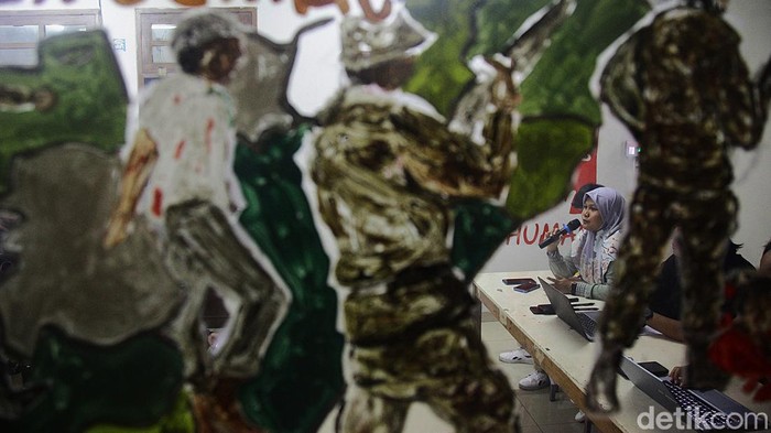 Para pembicara memberikan keterangan pers 'Tim Advokat dan Keluarga Merespon Perkembangan Advokasi Kasus Afif Maulana' usai RDPU dengan Komisi III DPR, di kantor KontraS, Jl Kwitang II Jakarta Pusat, Selasa (6/8/2024). Tim advokat menyatakan proses ekshumasi atau autopsi ulang harus dilakukan segera, transparan, akuntabel dan dilakukan oleh tim dokter independen. Hadir dalam kesempatan tersebut antara lain ibunda dan ayahanda korban Afif, Anggun Andriani-Afrinaldi didampingi kuasa hukum keluarga Indira, dan pengacara publik dari YLBHI Arif Maulana.