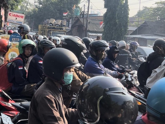 Kemacetan Mengerikan Melanda Kembangan-Meruya di Pagi yang Sibuk