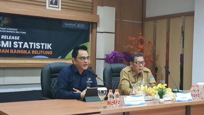 Kepala Badan Pusat Statistik (BPS) Babel Toto Haryanto Silitonga/Kiri.