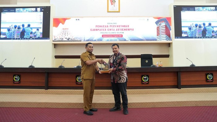 Kepala Inspektorat Sulsel Marwan bersama Plh Direktur Pembinaan Peran Serta Masyarakat KPK, Andika Widiyanto.