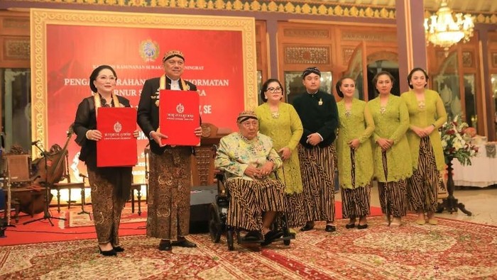 Keraton Kasunanan Surakarta Hadiningrat atau Keraton Solo memberikan gelar kehormatan atau kekancingan untuk Gubernur Sulawesi Utara (Sulut) Olly Dondokambey.