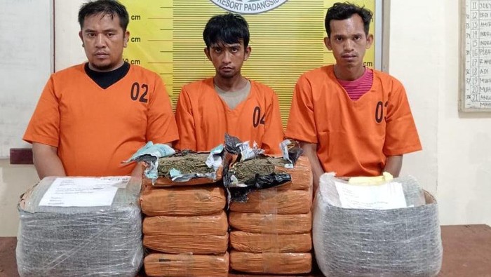 Ketiga pelaku saat diamankan di kantor polisi. (Foto: Dok. Polres Padangsidimpuan)