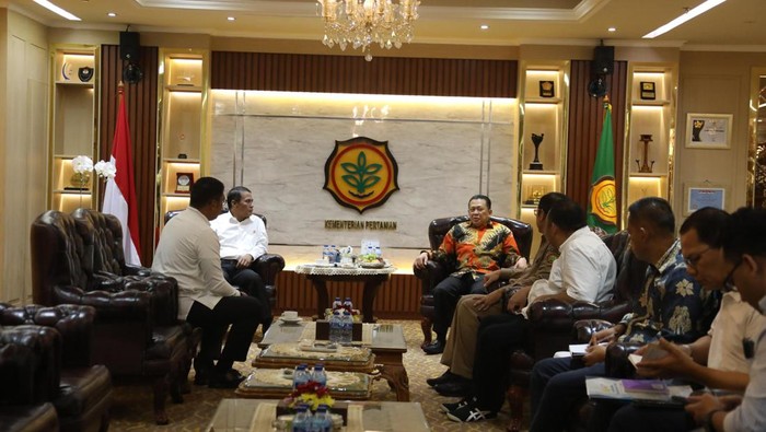 Ketua MPR RI Bambang Soesatyo (Bamsoet) bertemu dengan Menteri Pertanian Andi Amran Sulaiman di Kantor Pusat Kementerian Pertanian.