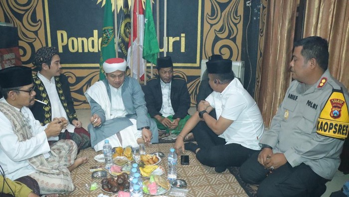 KH Imaduddin Utsman Al-Bantani saat di Gresik