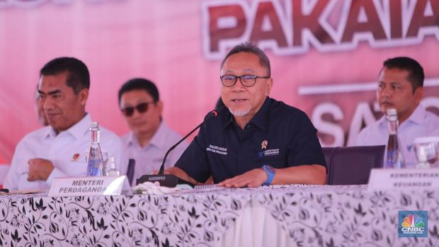 Konferensi pers pakaian bekas (balpres) ilegal di Cikarang Utara, Kabupaten Bekasi, Jawa Barat, Selasa (6/8/2024). (վ/Faisal Rahman)
