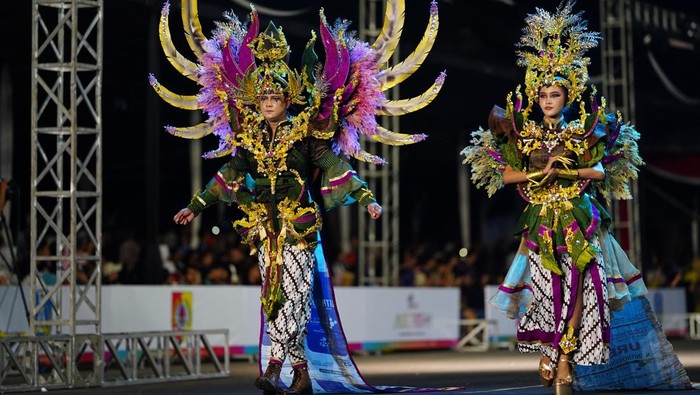 Kostum artwear yang 30% berbahan kantong pupuk ini dipamerkan di JFC 2024. Kostum ini persembahan Petrokimia Gresik bersama Pika PG.