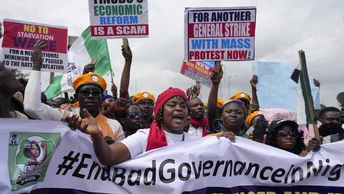 A woman with her baby joins a protest over economic hardship on a street in Lagos, Nigeria, Monday, Aug 5, 2024.  (AP Photo/Sunday Alamba)