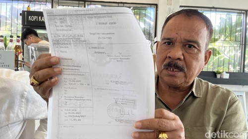 Kuasa hukum para penggugat proyek JLS, I Ketut Rinata, menunjukkan salinan SHM dan buku rincikan lahan yang disengketakan, Selasa (6/8/2024). (Foto: Ida Bagus Putu Mahendra/detikBali)